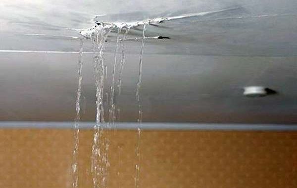 réparation d’une fuite située au plafond